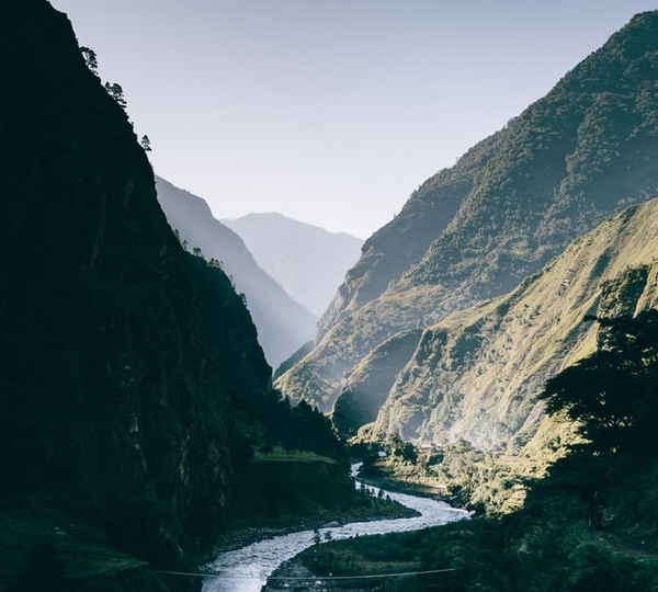 river between mountains